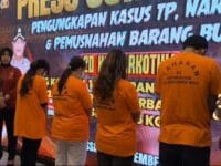 Foto menunjukkan empat pelaku penculikan anak yang ditangkap oleh Polrestabes Makassar. Polisi mengungkapkan motif di balik penculikan tersebut, yang mengejutkan masyarakat setempat. Dalam konferensi pers, pihak kepolisian menjelaskan langkah-langkah yang diambil untuk mengatasi kasus ini dan meningkatkan keamanan anak-anak di wilayah Makassar."