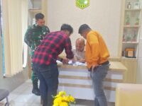 Ketua SAC, Akmal & Kasi Penkum Kejati Sultra, Irwan Said, S.H. Saat Memberikan Bukti Terkait Dugaan Korupsi