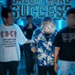 Polisi saat menangkap tersangka AR pelaku pembobolan kartu kredit seorang pria di Makassar. Foto: Istimewa